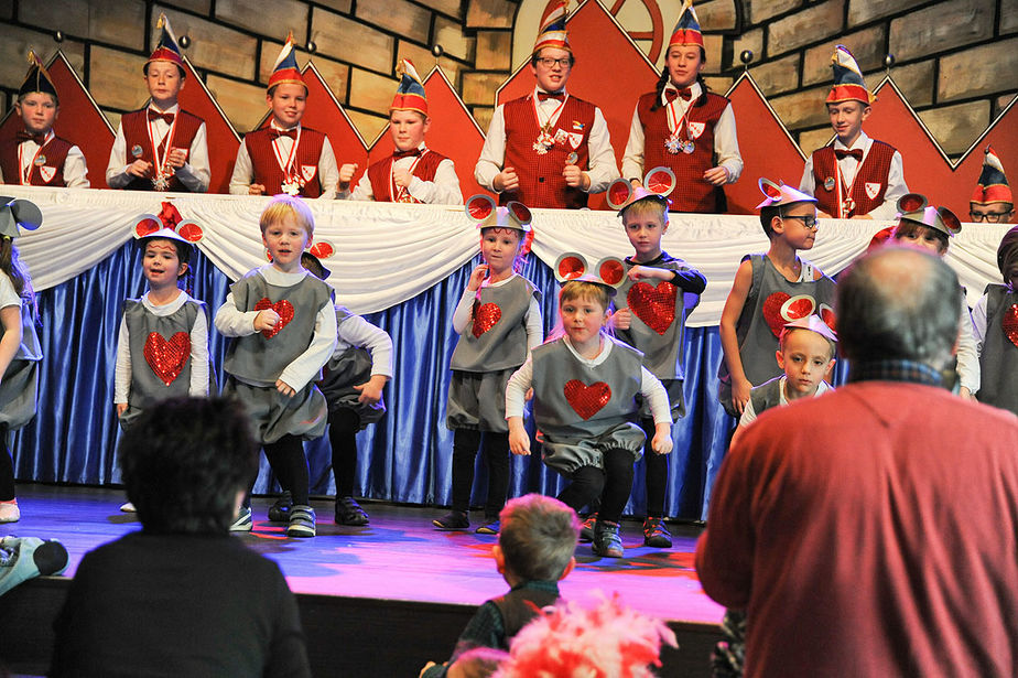 Kindergartenkinder feiern ausgelassen Karneval